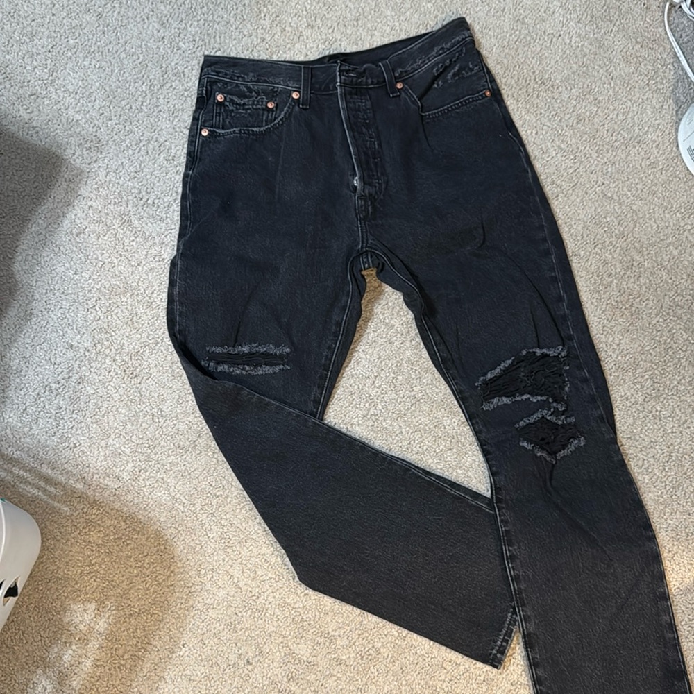 Black distressed women’s Levi 501 jeans